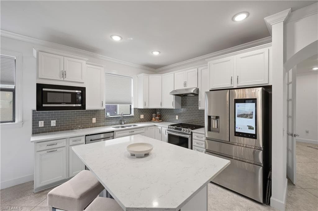 7670 Jacaranda Ln, Naples, FL 34114-4