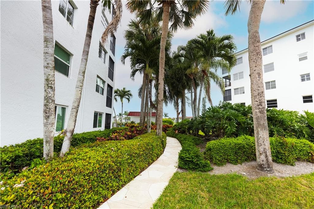 37 High Point Cir E 209, Naples, FL 34103-30