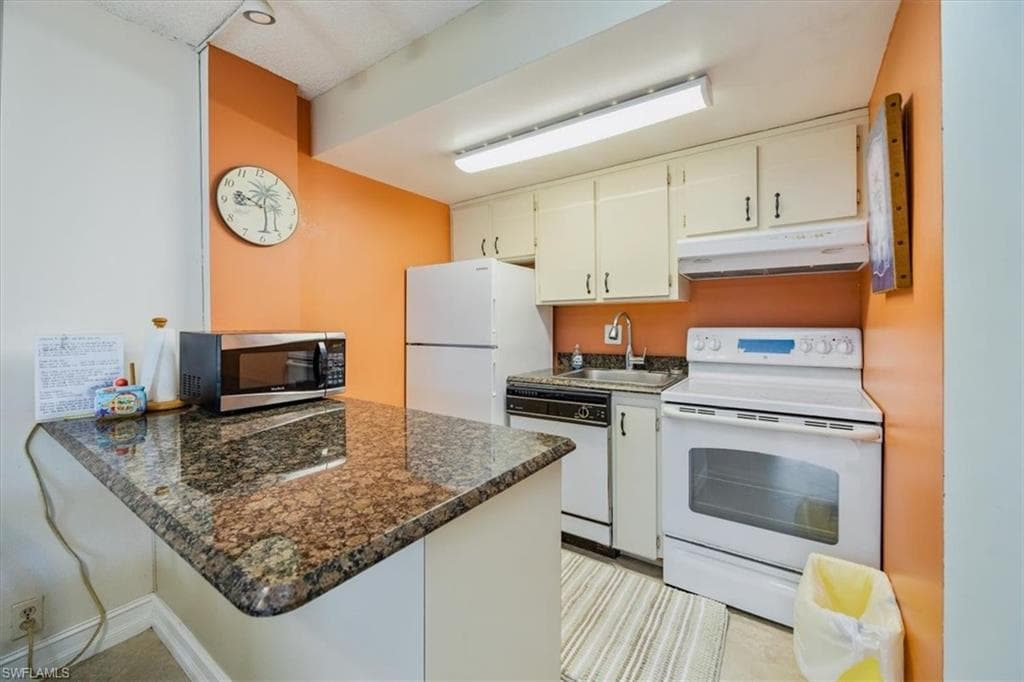 1 Bluebill Ave 302, Naples, FL 34108-7