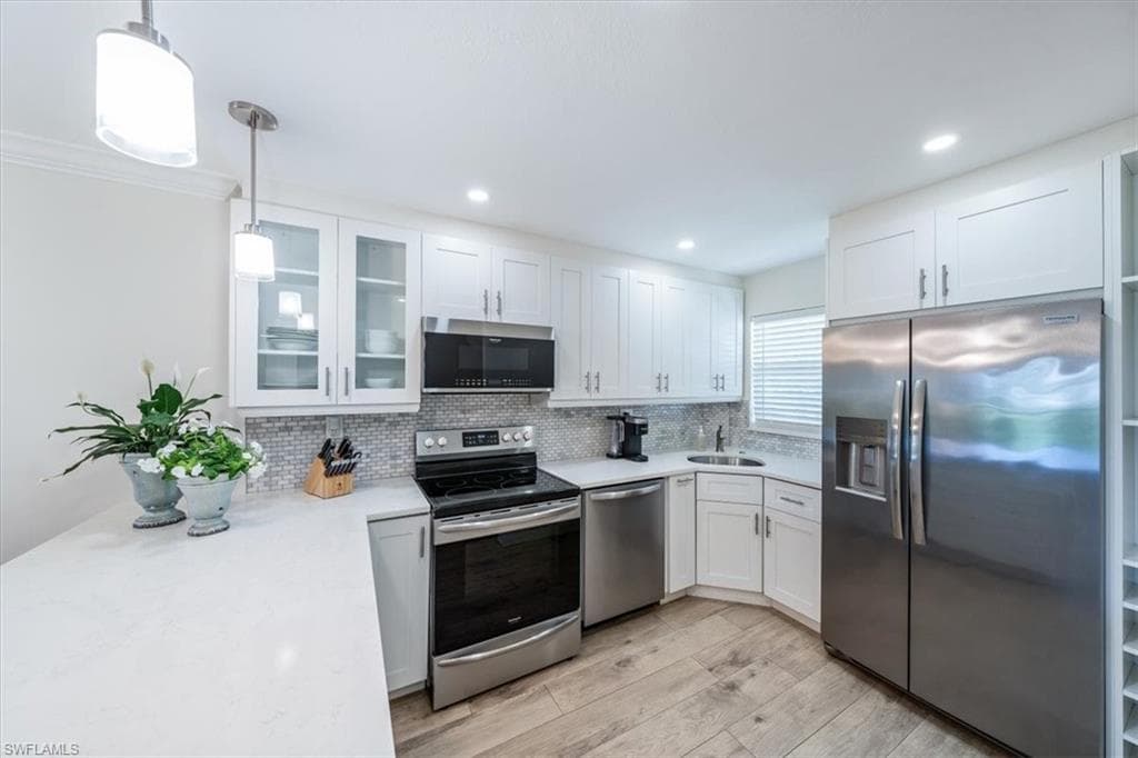 9 High Point Cir N 208, Naples, FL 34103-12