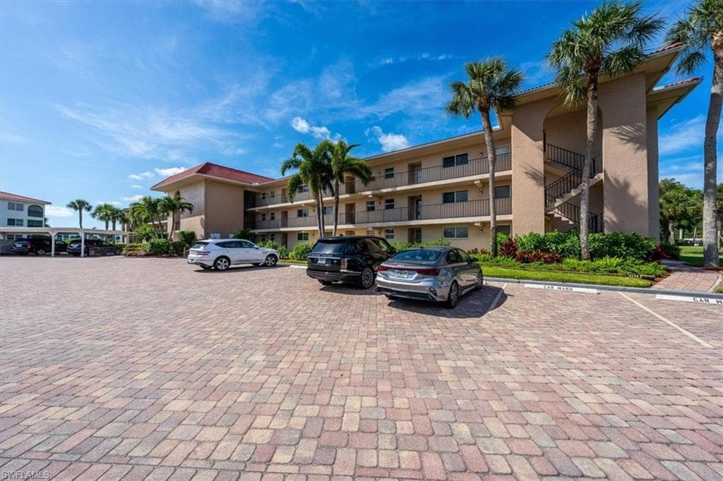 9 High Point Cir N 208, Naples, FL 34103-3