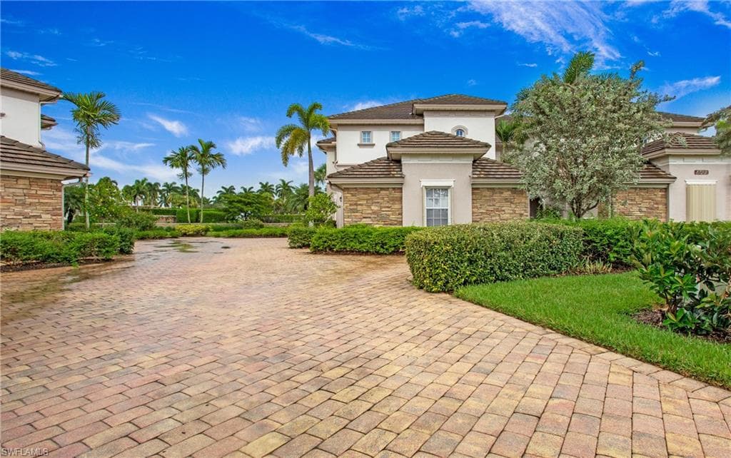 8723 Coastline Ct 101, Naples, FL 34120-26