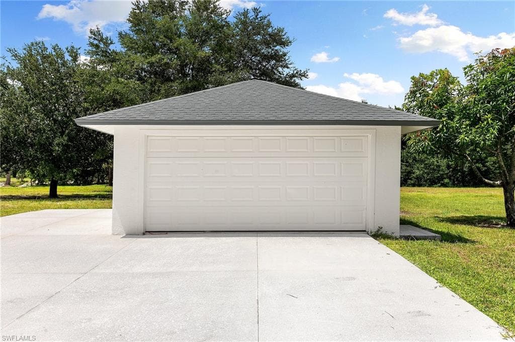 221 10th St SE, Naples, FL 34117-33