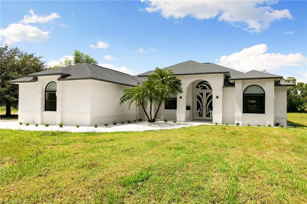 221 10th St SE, Naples, FL 34117-3