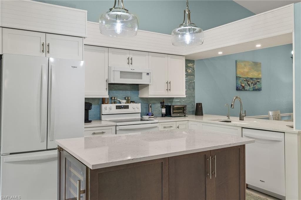 15435 Cedarwood Ln 304, Naples, FL 34110-3