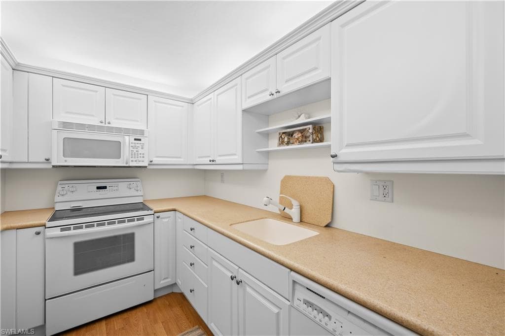 2011 Gulf Shore Blvd N 44, Naples, FL 34102-8