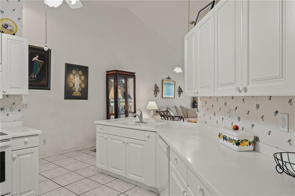 1010 Partridge Cir 202, Naples, FL 34104-11