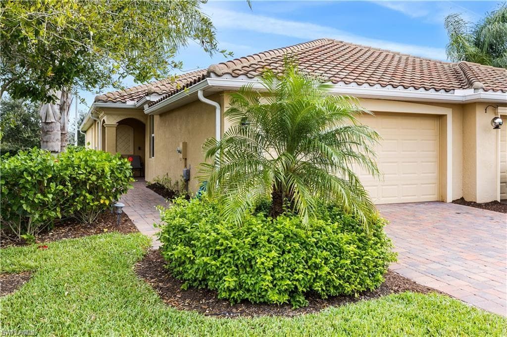 1980 Wellington St, Naples, FL 34120-3