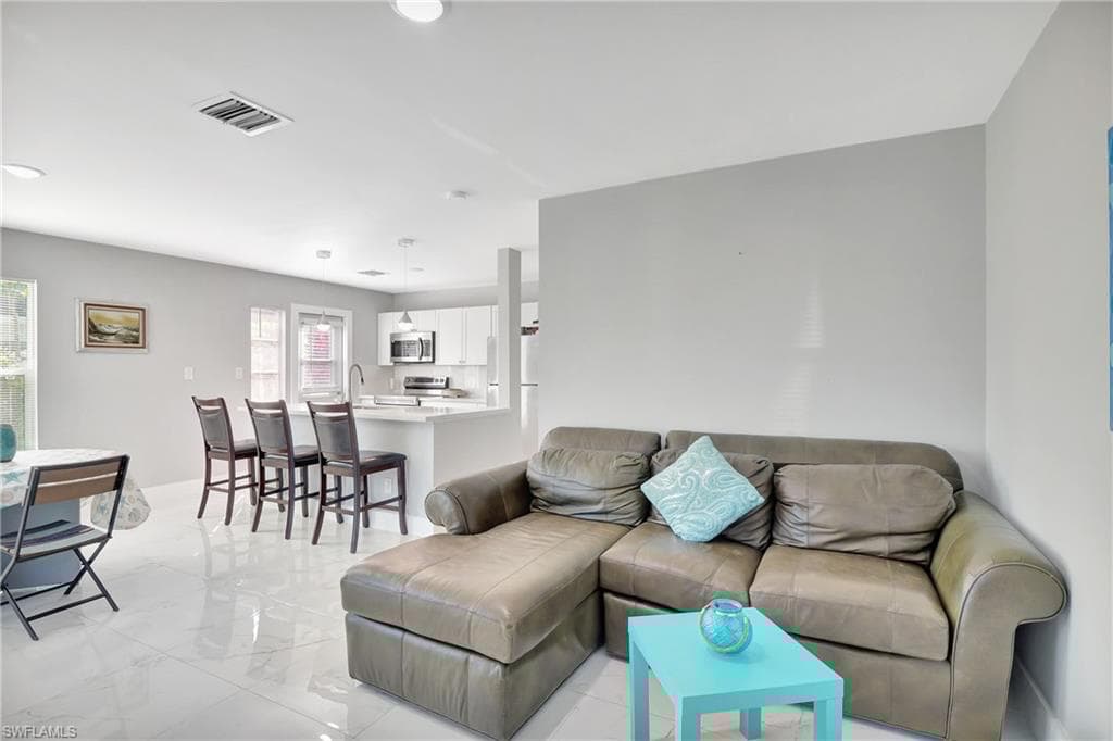 37 Hamlin Ct, Lehigh Acres, FL 33936-4