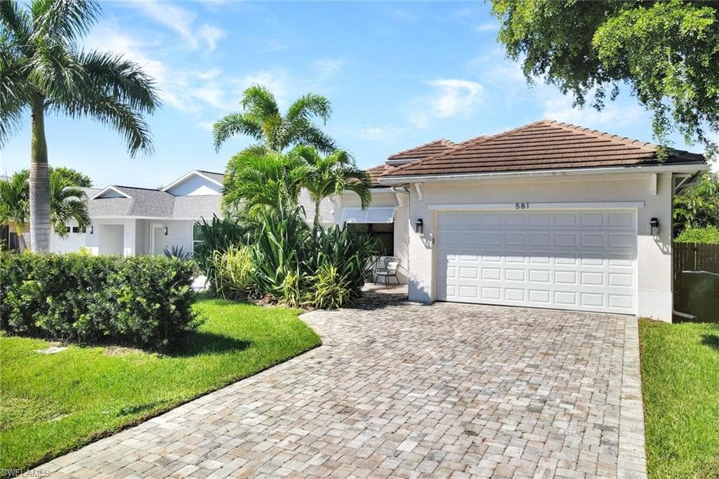 581 102nd Ave N, Naples, FL 34108-3