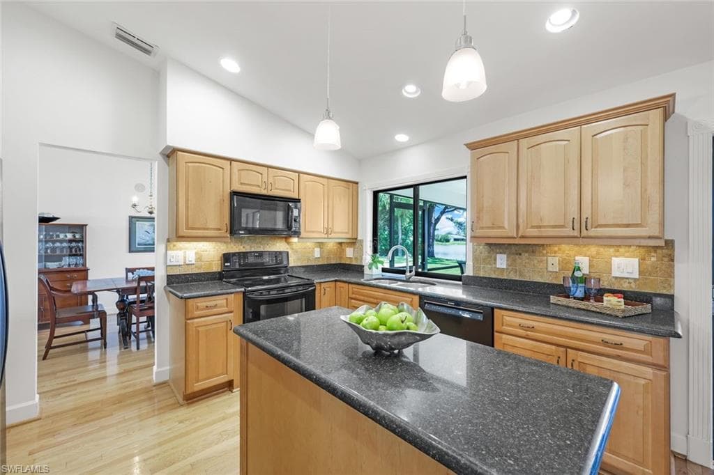 9694 Litchfield Ln, Naples, FL 34109-12