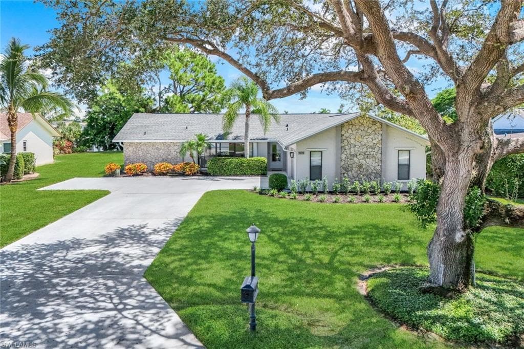 9694 Litchfield Ln, Naples, FL 34109-3