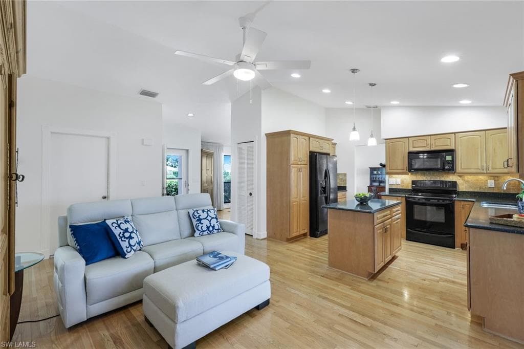 9694 Litchfield Ln, Naples, FL 34109-6