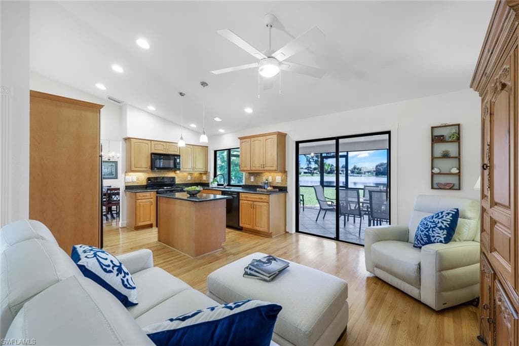 9694 Litchfield Ln, Naples, FL 34109-8