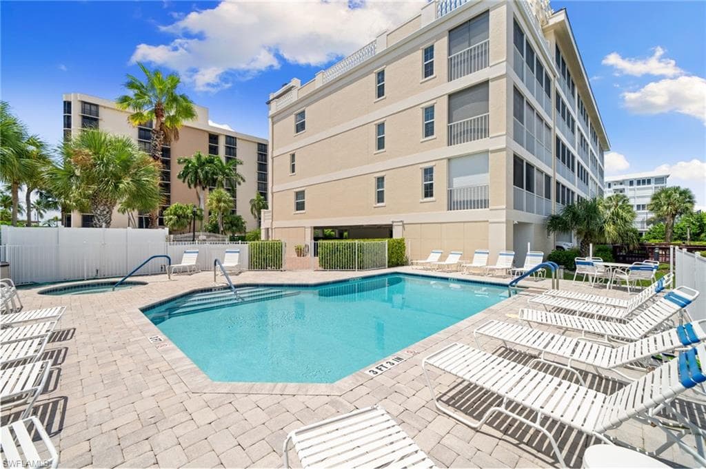 9700 Gulf Shore Dr 202, Naples, FL 34108-27