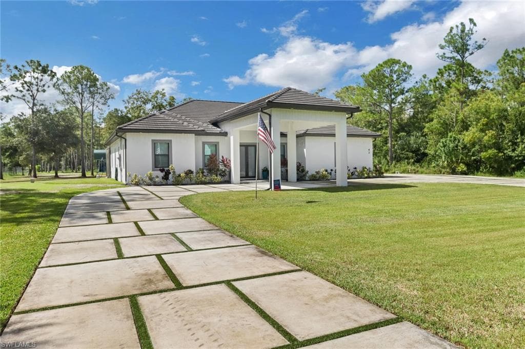 62 35th Ave NE, Naples, FL 34120-3