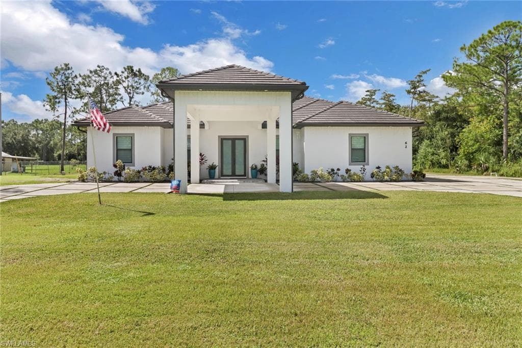 62 35th Ave NE, Naples, FL 34120-4