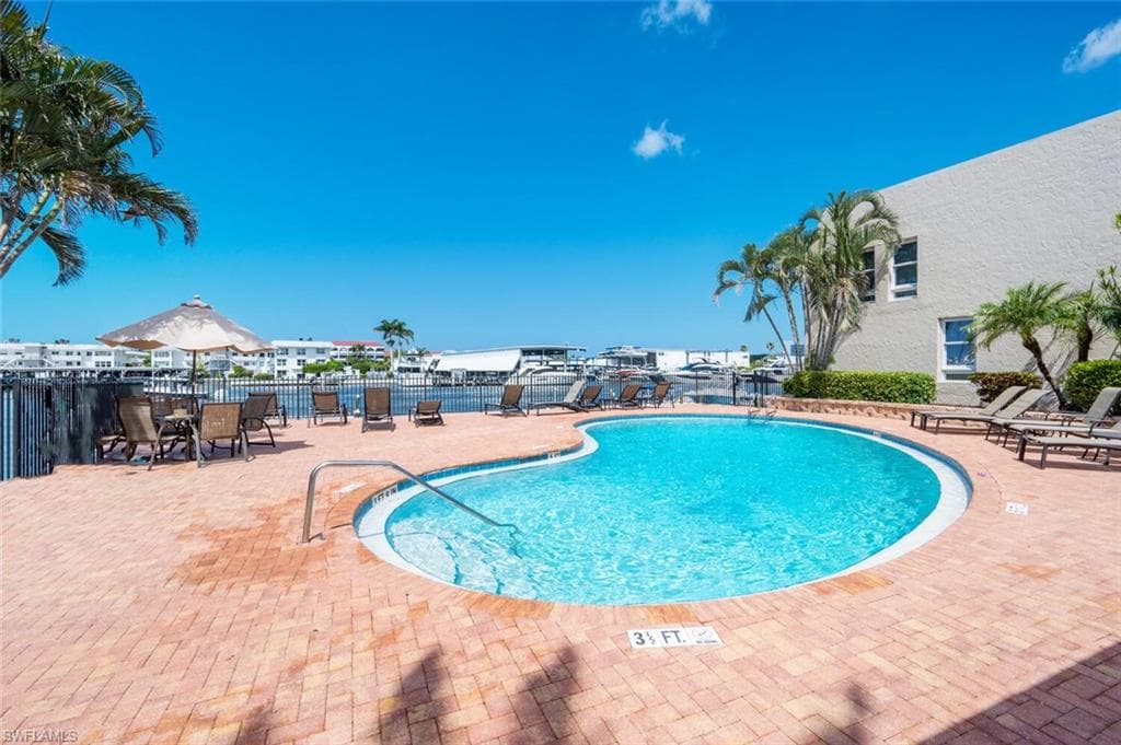 800 River Point Dr 536, Naples, FL 34102-21