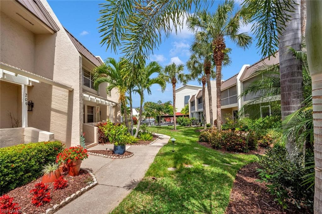800 River Point Dr 536, Naples, FL 34102-24