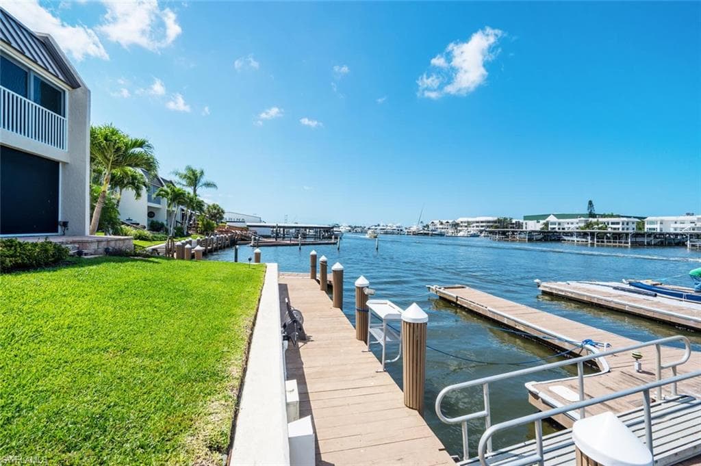 800 River Point Dr 536, Naples, FL 34102-2