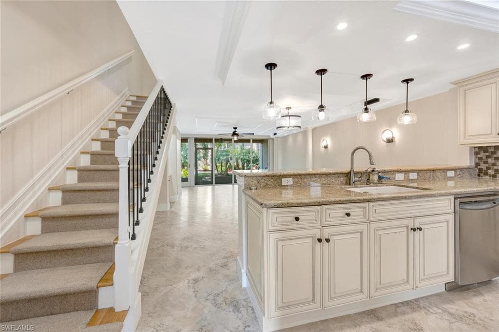 800 River Point Dr 536, Naples, FL 34102-6