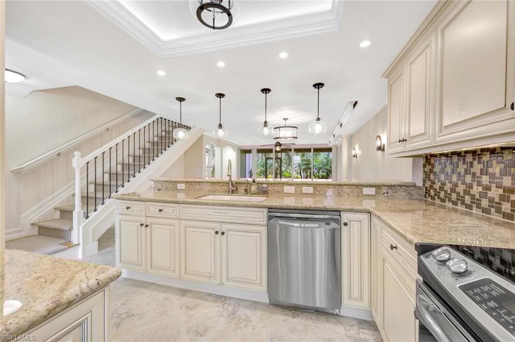 800 River Point Dr 536, Naples, FL 34102-7