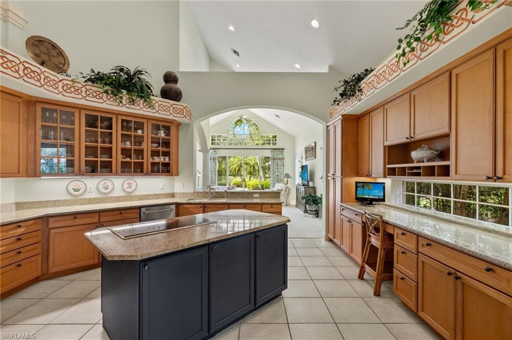 7005 Verde Way, Naples, FL 34108-9