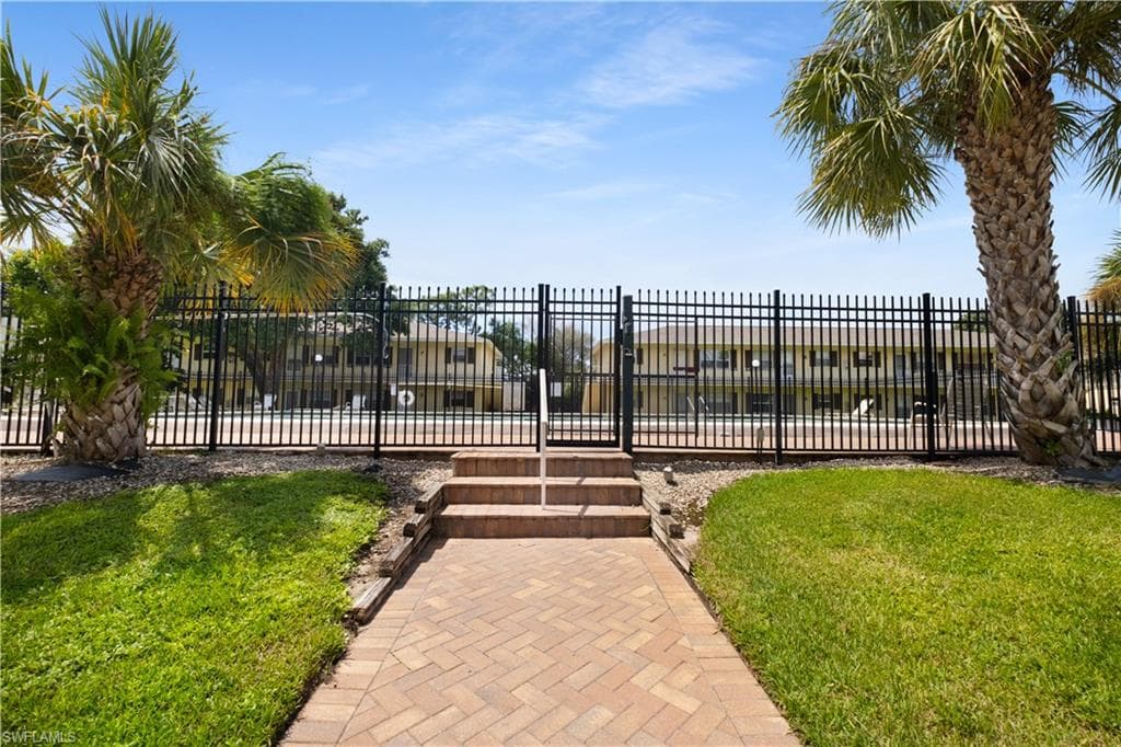 3325 Airport Rd N U4, Naples, FL 34105-15