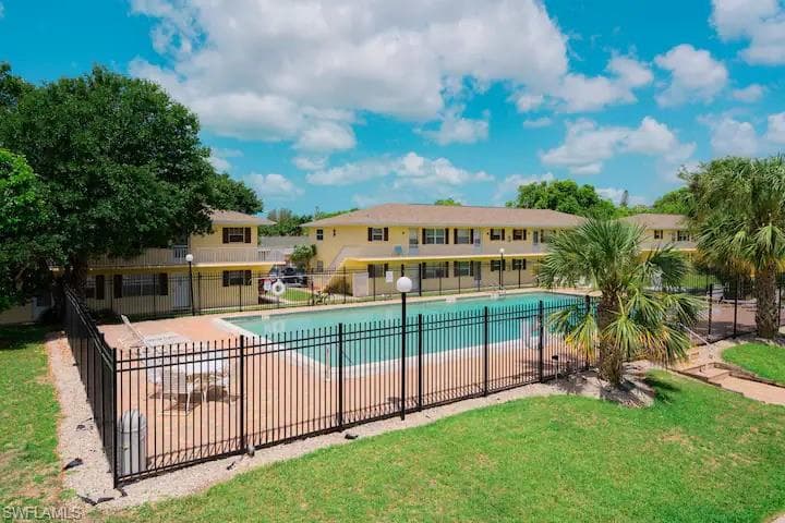 3325 Airport Rd N U4, Naples, FL 34105-16