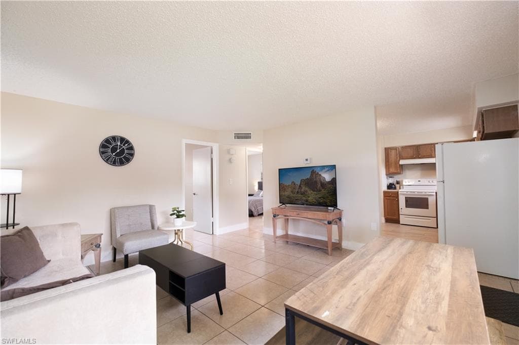 3325 Airport Rd N U4, Naples, FL 34105-5