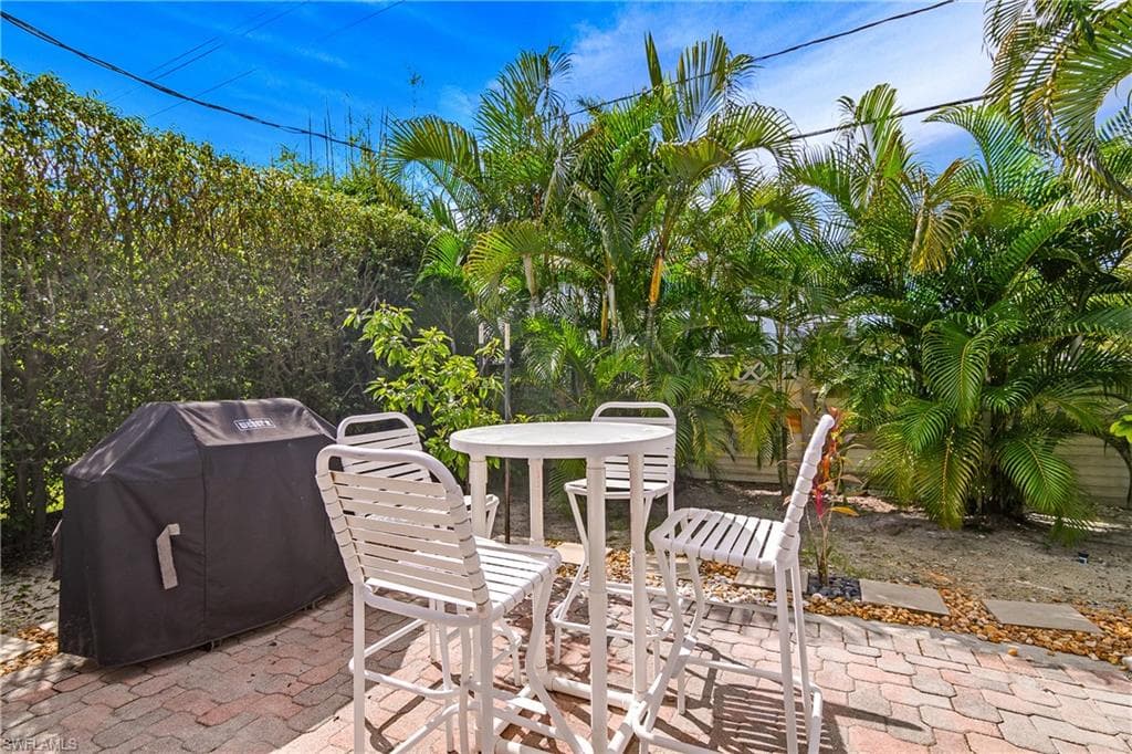 1072 Wisconsin Dr, Naples, FL 34103-22