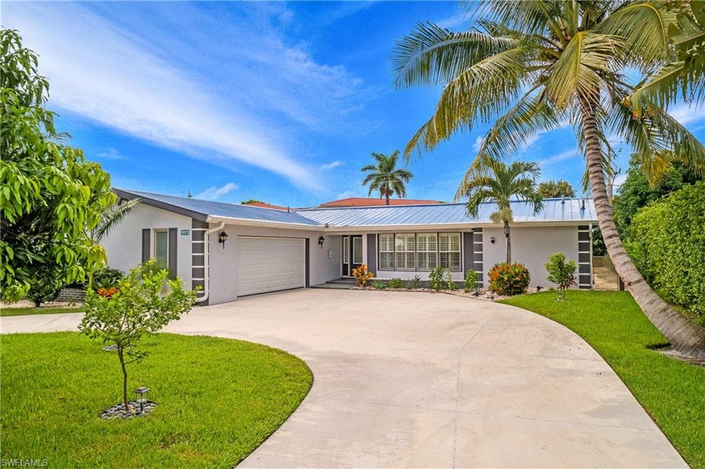 1072 Wisconsin Dr, Naples, FL 34103-1