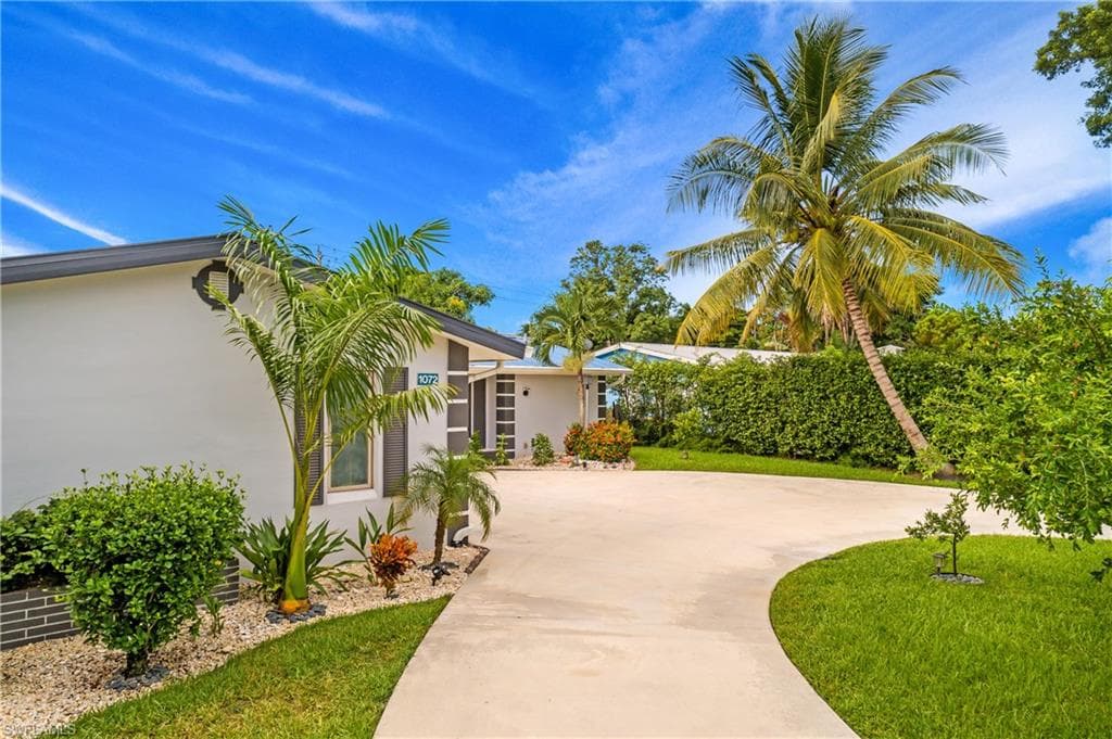 1072 Wisconsin Dr, Naples, FL 34103-2
