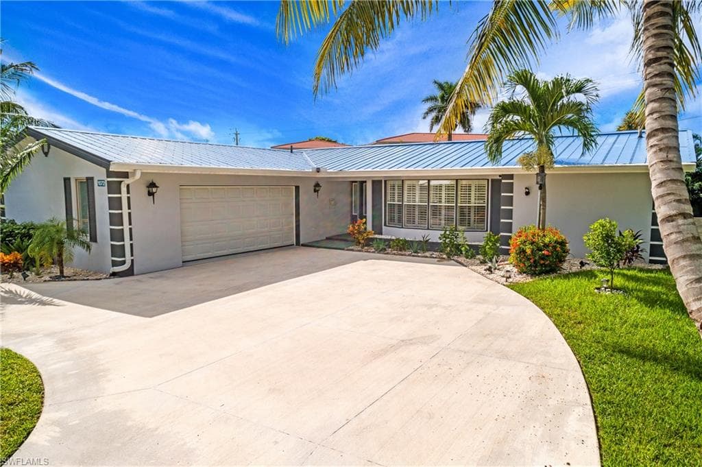 1072 Wisconsin Dr, Naples, FL 34103-3