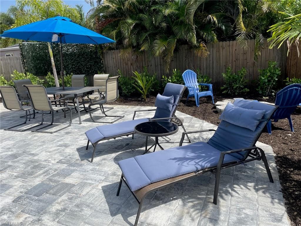 1280 Embassy Ln, Naples, FL 34104-8