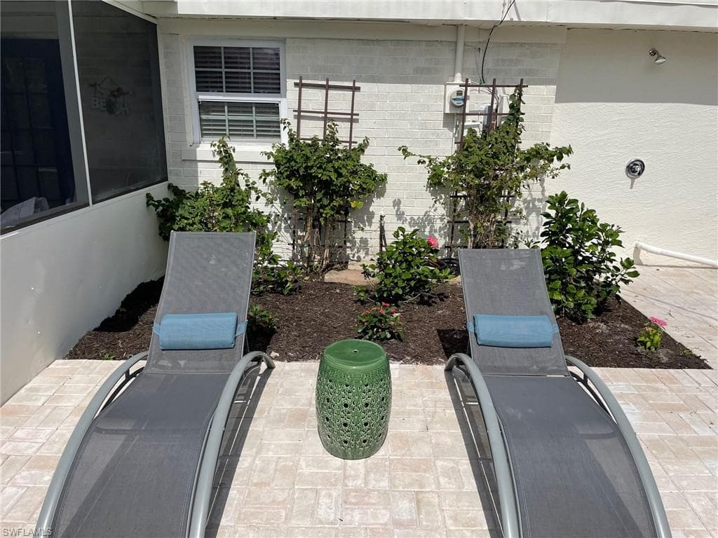 1280 Embassy Ln, Naples, FL 34104-9