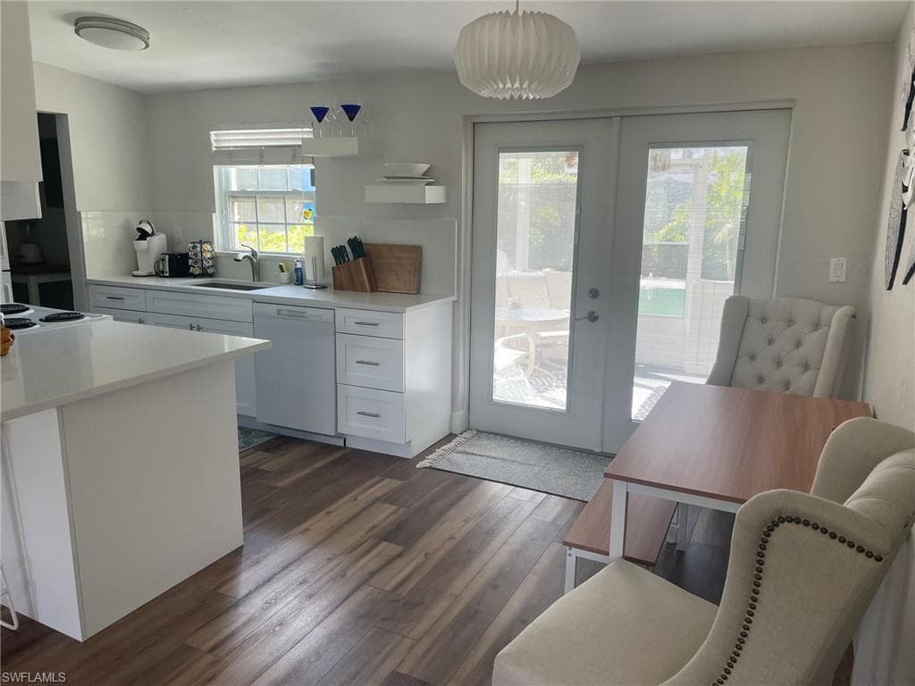 1280 Embassy Ln, Naples, FL 34104-1