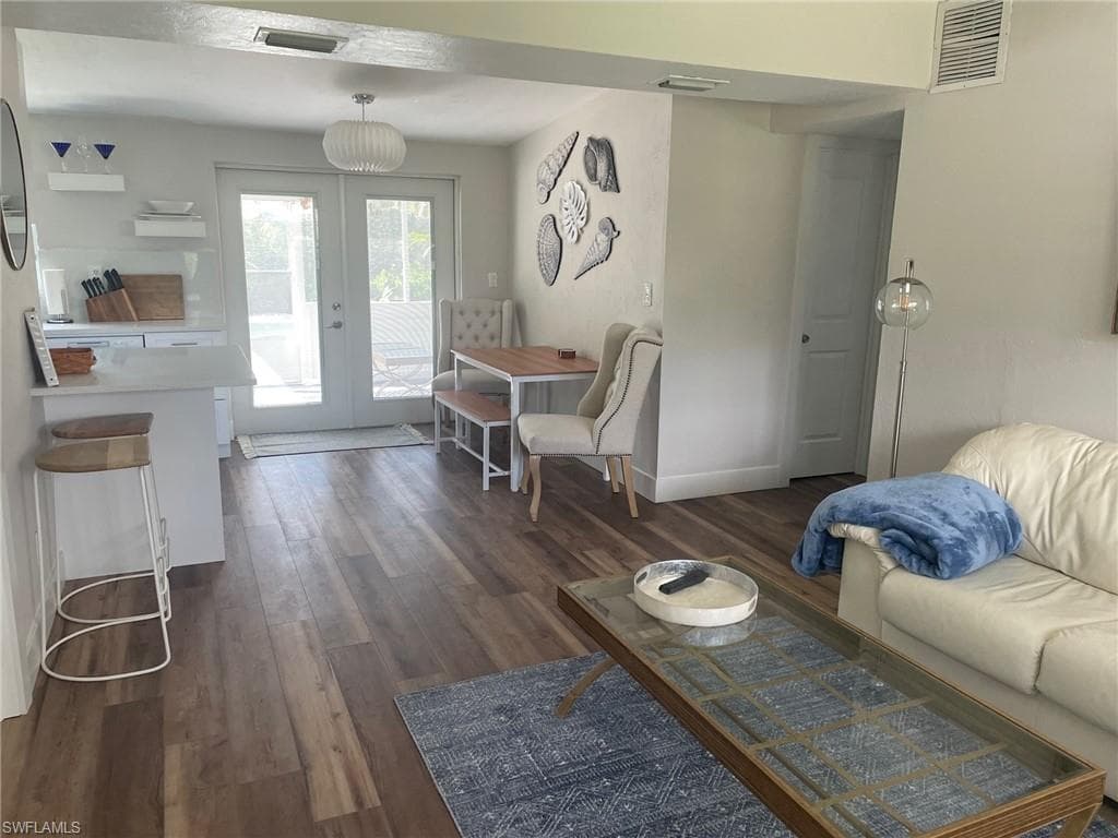 1280 Embassy Ln, Naples, FL 34104-2