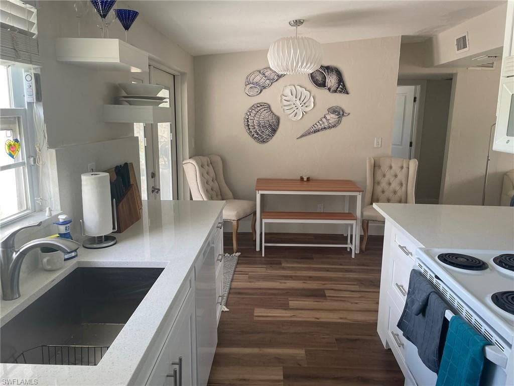 1280 Embassy Ln, Naples, FL 34104-3
