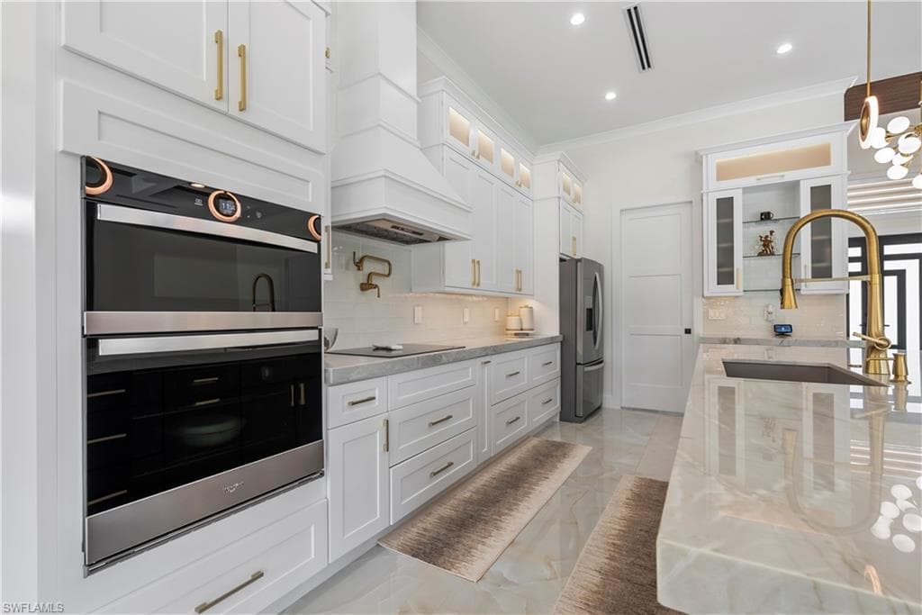2546 4th St NW, Naples, FL 34120-16
