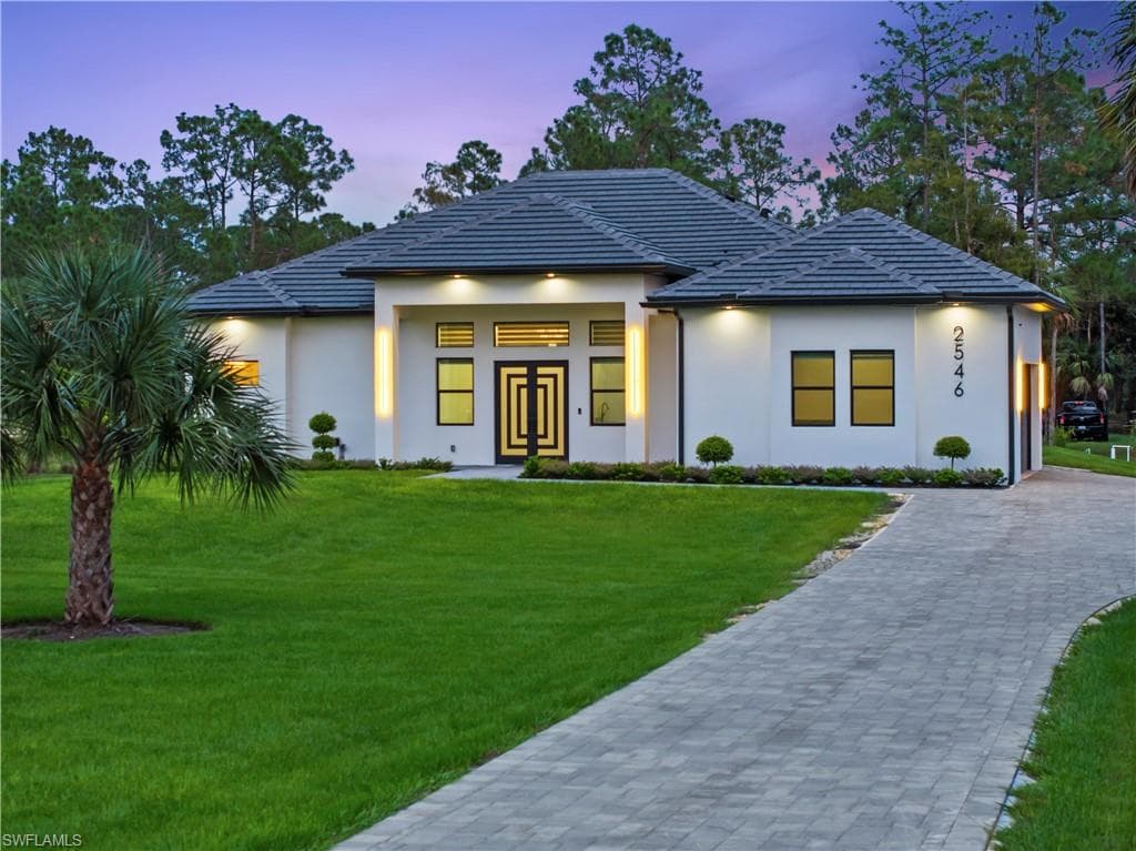 2546 4th St NW, Naples, FL 34120-4