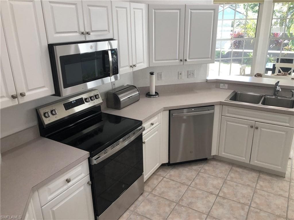 170 Vista Ln, Naples, FL 34119-8