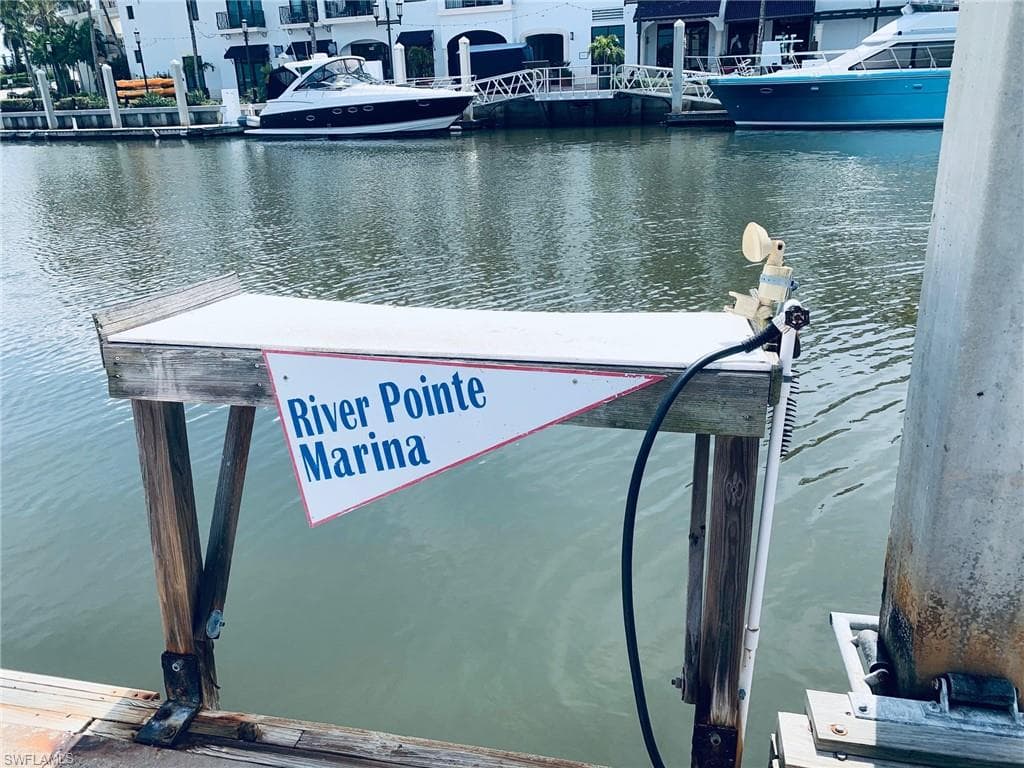 801 River Point Dr, Naples, FL 34102-8