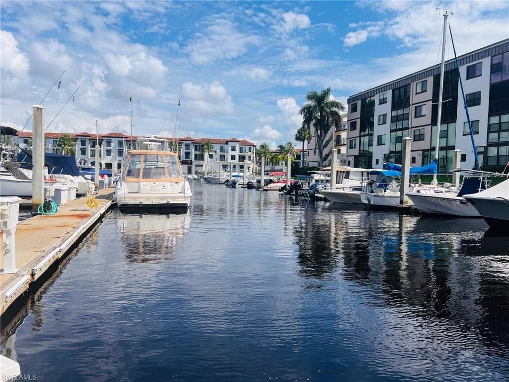 801 River Point Dr, Naples, FL 34102-2