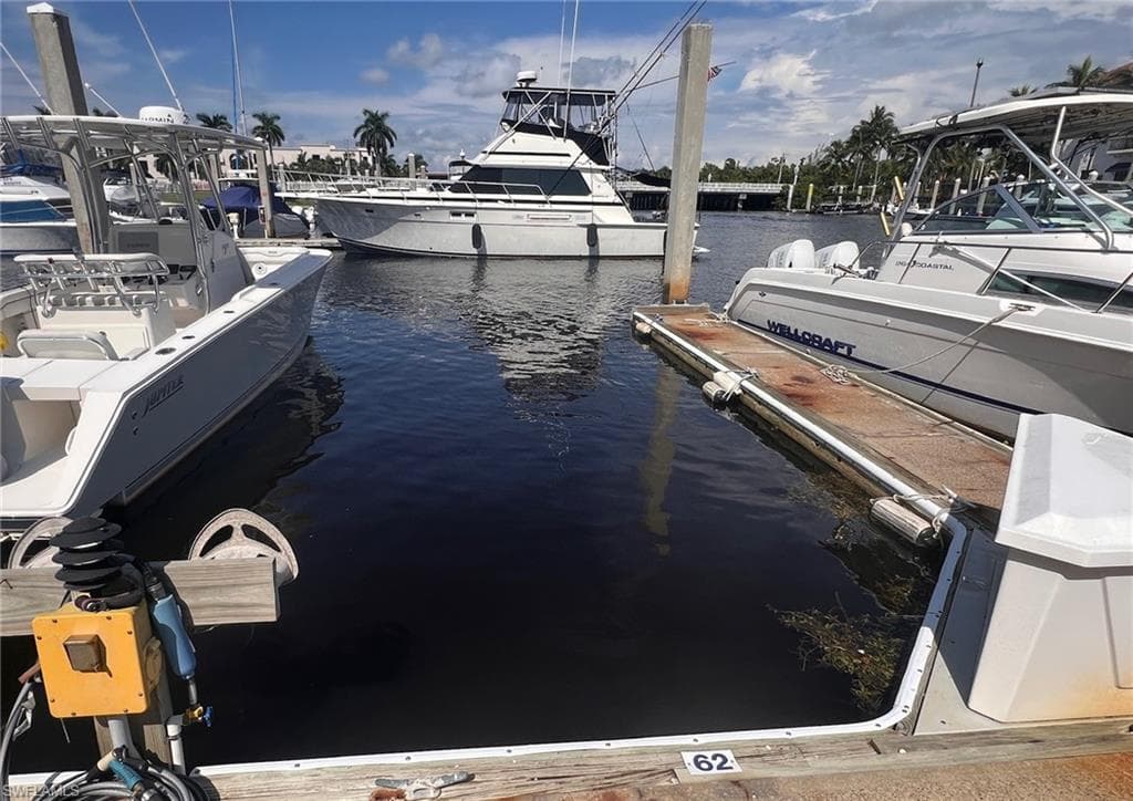 801 River Point Dr, Naples, FL 34102-3