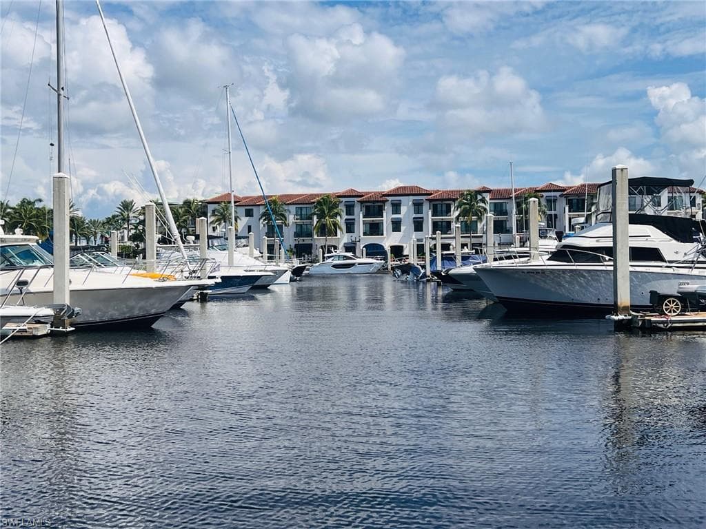 801 River Point Dr, Naples, FL 34102-6