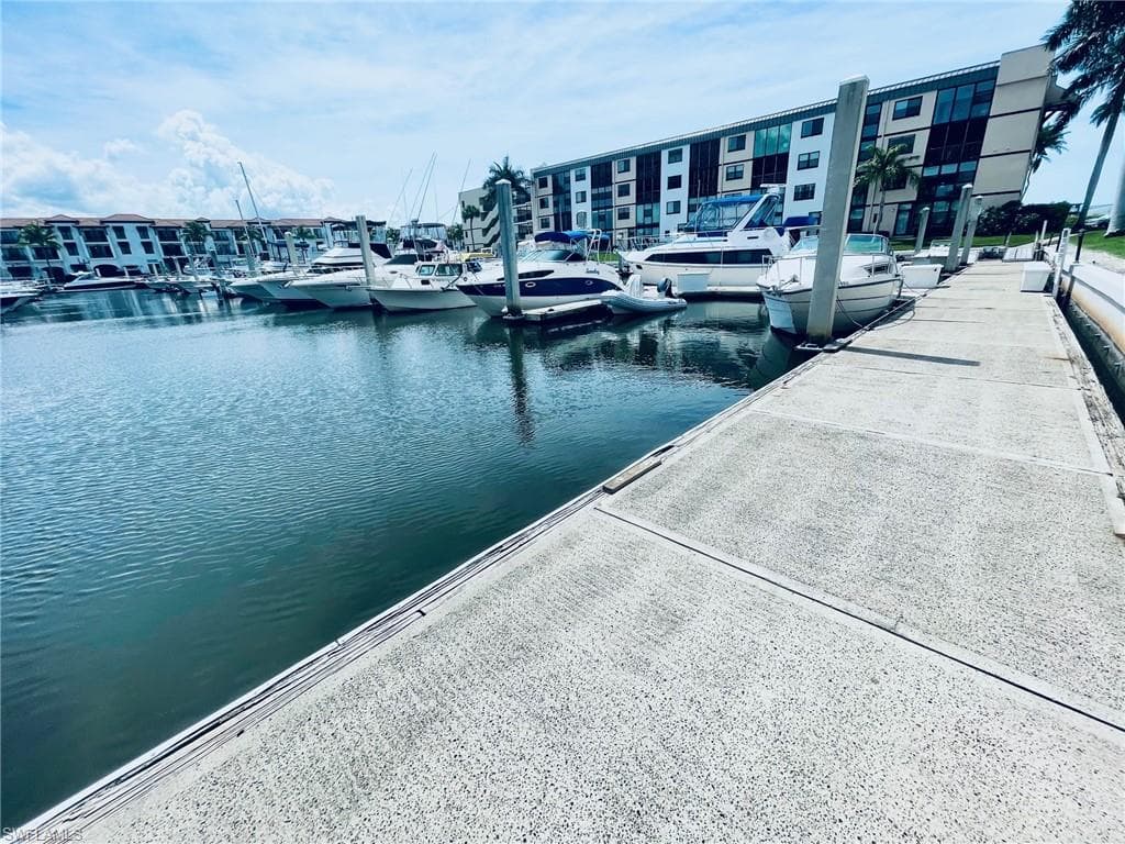 801 River Point Dr, Naples, FL 34102-7