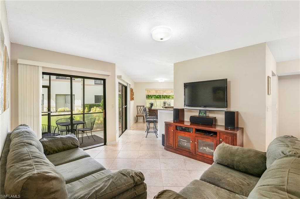 47 Bennington Dr 8-6, Naples, FL 34104-2