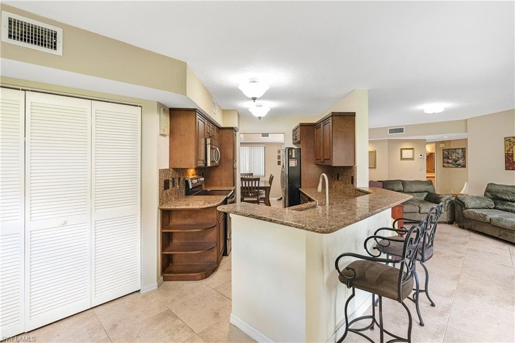 47 Bennington Dr 8-6, Naples, FL 34104-5