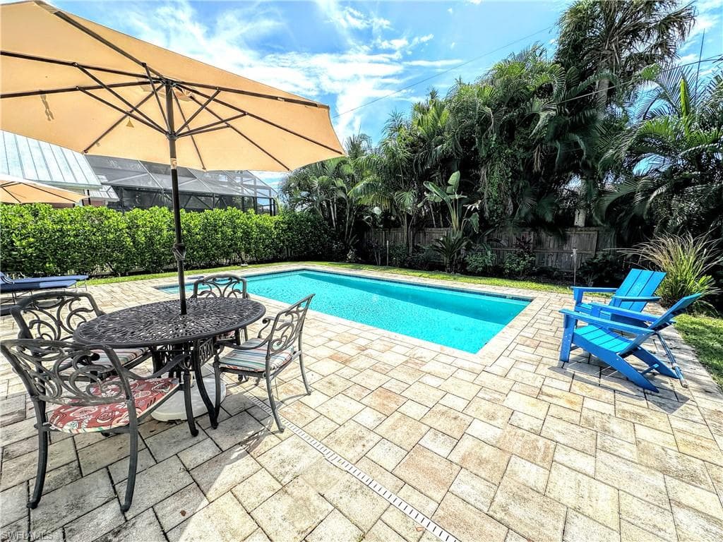 856 98th Ave N, Naples, FL 34108-2